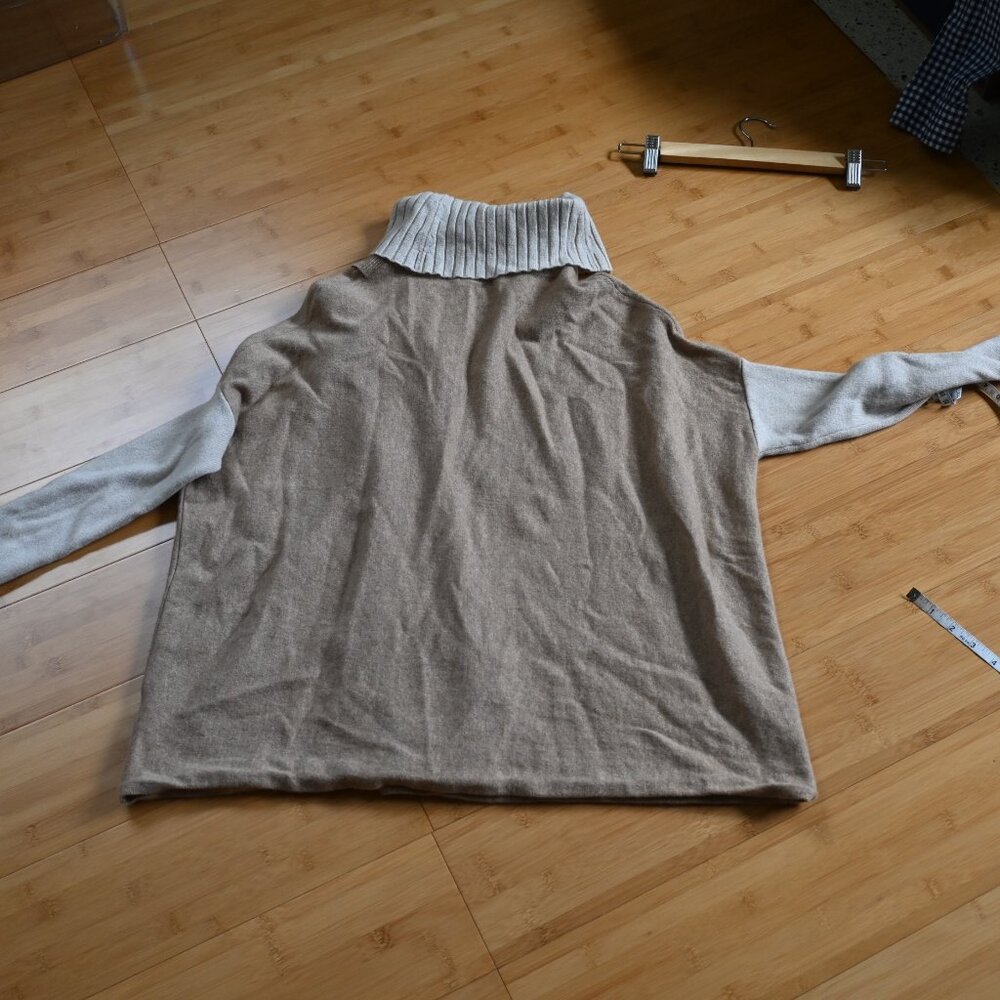 EUC Raffi 100% Cashmere Turtleneck Poncho Sweater Cape O/S - Picture 9 of 9